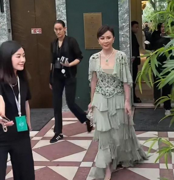 刘嘉玲现身杭州香格里拉59岁大胆穿衣惹争议
