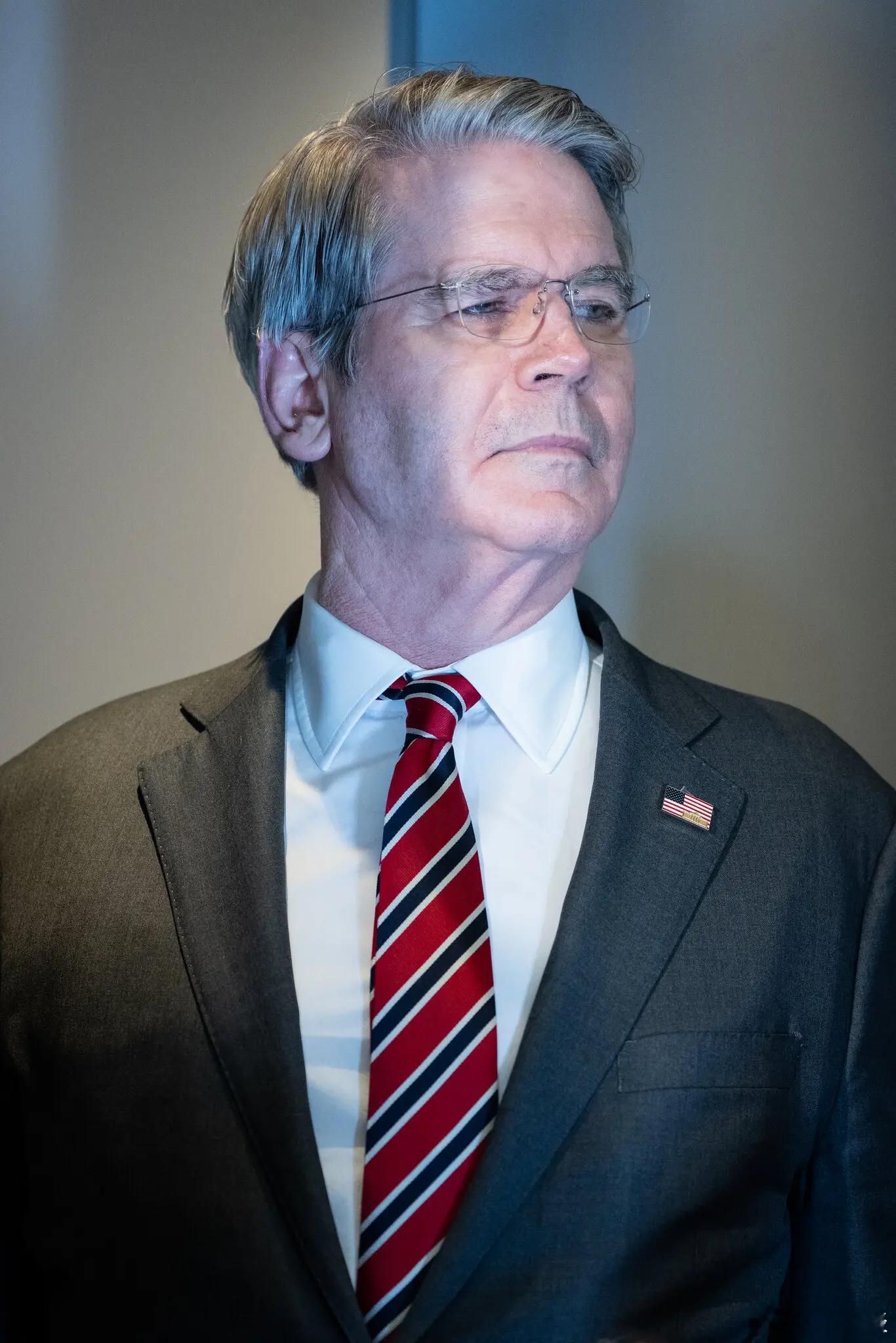 【贝森特加剧经济衰退担忧，并将矛头指向美联储】（纽约时报）特