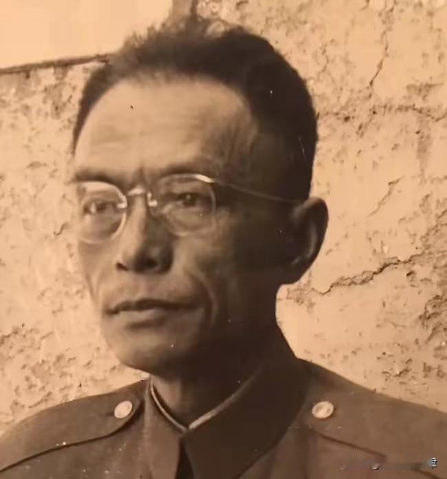 国民党最倒霉上将！1949年逃台落地刚喘气，蒋介石一道手令：立刻滚回云南国