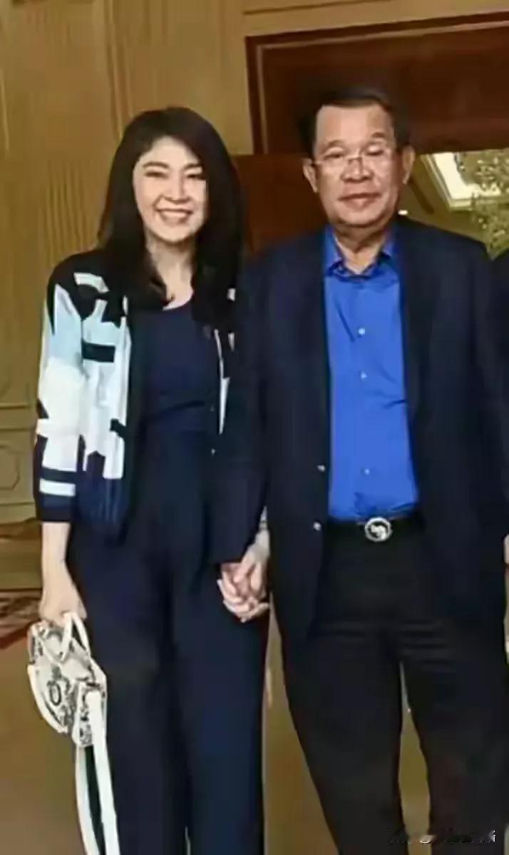 看看，洪森跟英拉十指紧扣，美死洪森了。奥巴马做不到的事情，洪森做到了。其实这是