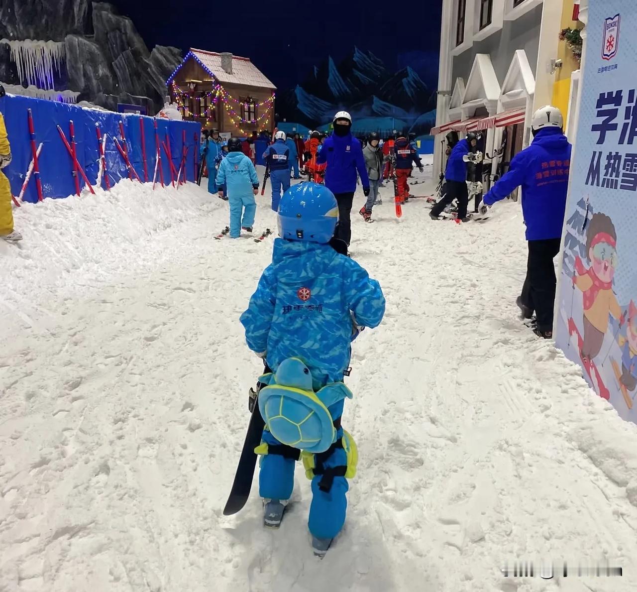 朋友儿子连续3年在雪世界玩，今年非要去东北滑，我建议他们不要去。坐标江苏