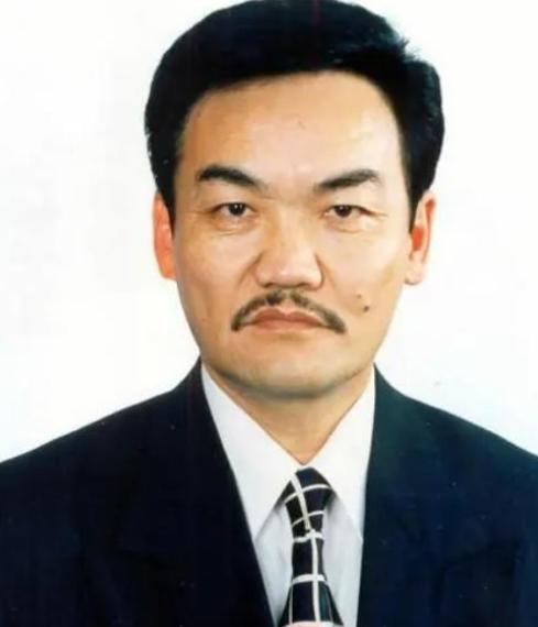 2004年，蒙古国总统巴嘎班迪访华，水均益在采访时问到成吉思汗陵墓的问题。巴嘎班