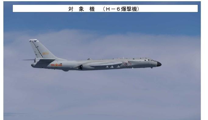 6月27日中俄轰炸机刚进日本海，东京航空自卫队战机滑跑准备拦截，抬头瞅见编队直接