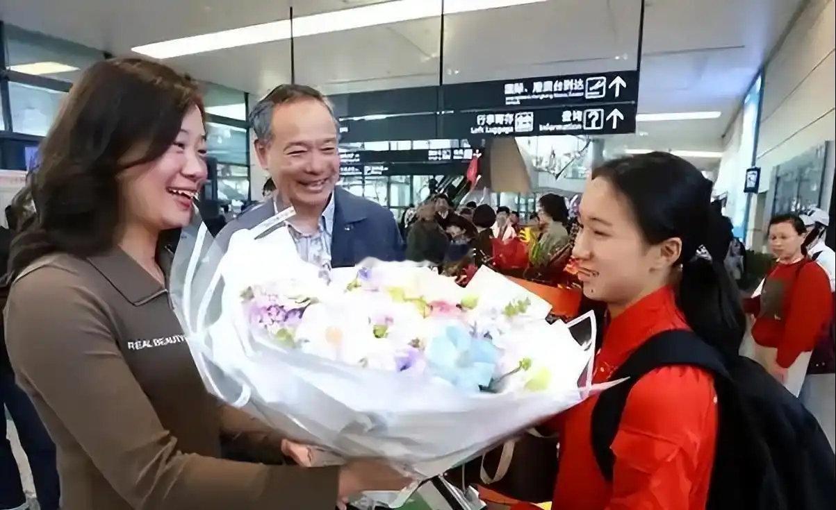 小孩姐陈妤颉的父母竟然都是浙大毕业的体育特长生，父亲还是国家一级运动员，怪不得她这么有天赋，原来是遗