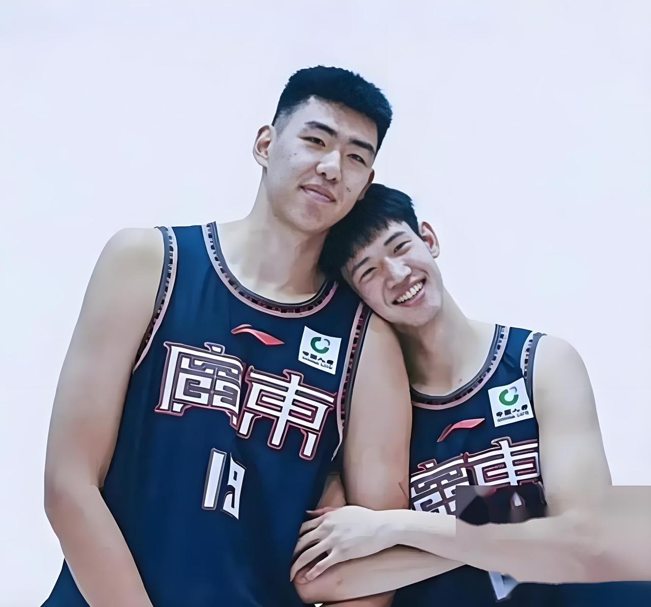 黄明依加班训练！今天早上，黄明依随队参加踩场训练！这名球员不仅练得一身大汗，而