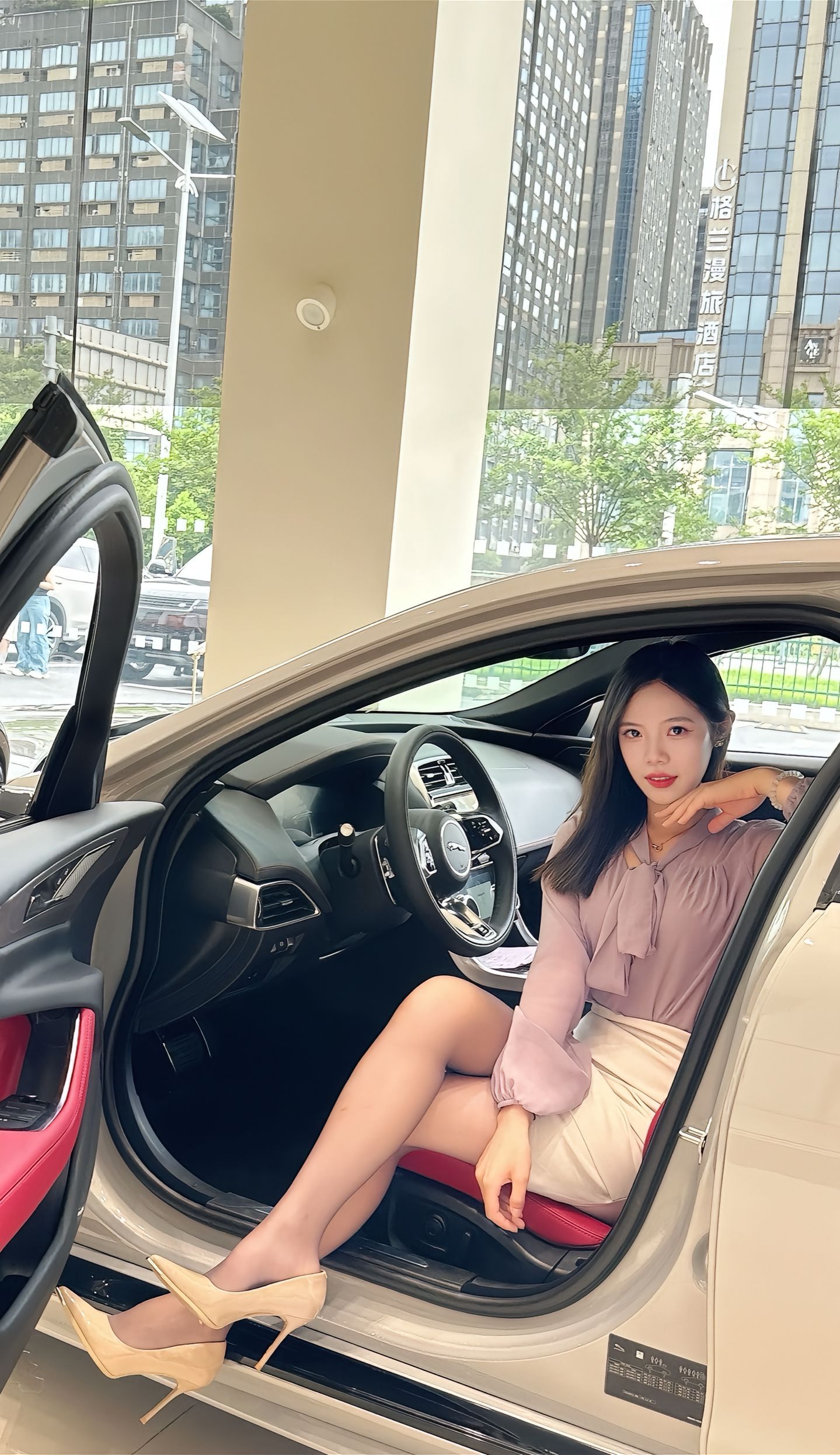 捷豹的红内饰也挺好看的​​​