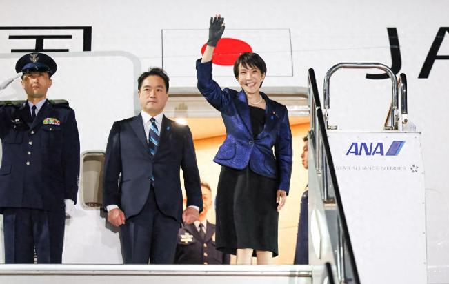 上任首访就遇下马威！高市早苗带着250棵樱花赴美献礼，本想巩固日美友谊，刚见面就