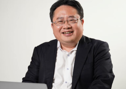 石破茂下台，他公开为“台独”叫好。日本参议院选举惨败后，厚着脸皮硬撑了近50