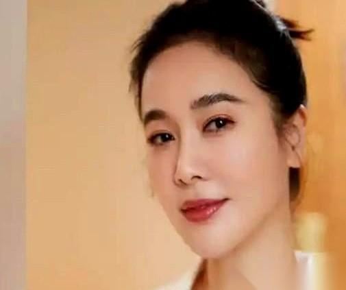 都说左小青很难再结婚了。我琢磨了一下，这哪是“难”啊，这根本就是“不乐意”。