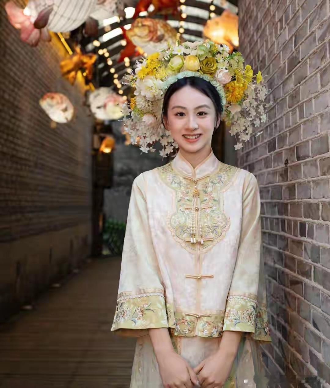 “不必追光，你自成花！”1月24日，叶一茜在社交平台上晒出与女儿森碟的簪花美照，