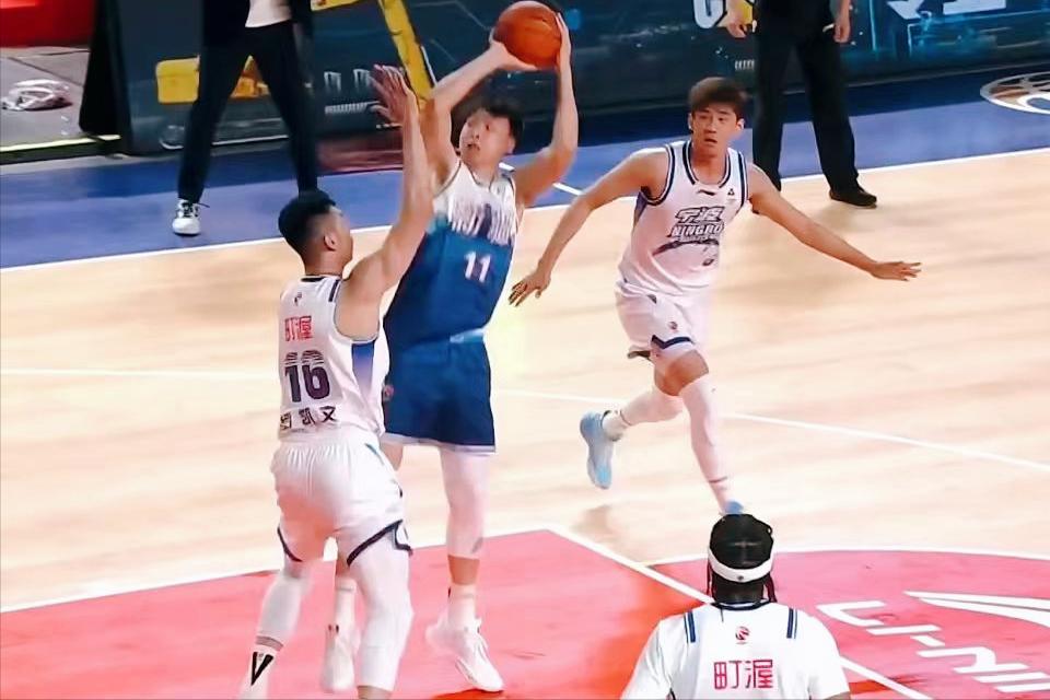 看了气得肚子疼！新疆这最后一攻，应该由谁来执行？终场前8.0秒，新疆主场