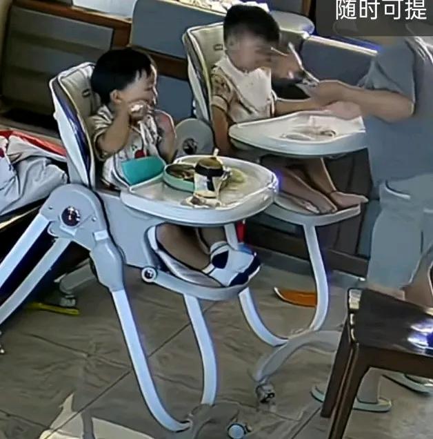 妈妈出门一个小时后，在监控上看到保姆在家打孩子，并且连续打了好几次，这个保姆明