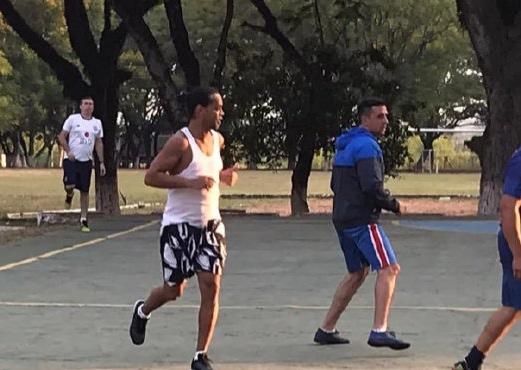 罗纳尔迪尼奥回忆监狱生活是美好的时光，这并不是反话，而是真的真美好。小罗在监狱