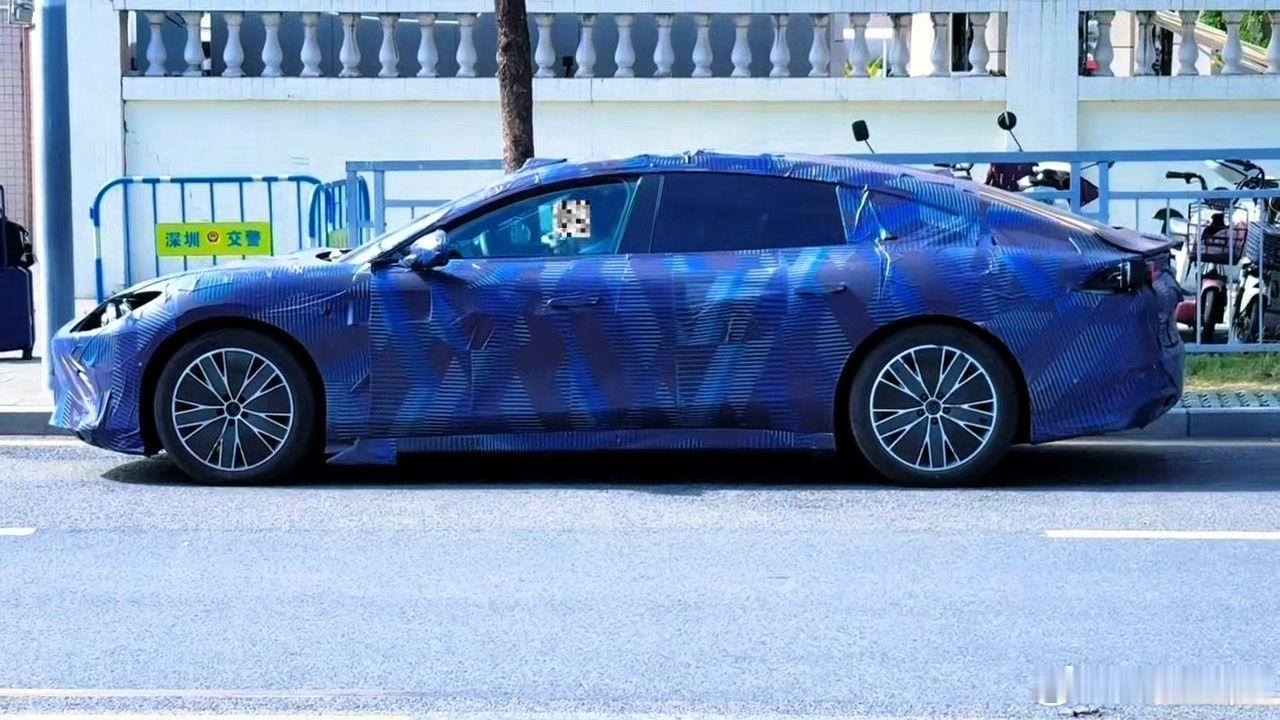 方程豹首款轿车“镁9”谍照藏不住啦～2026款运动轿跑气场拉满，修长溜背+隐藏