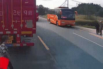 开车最怕什么？鬼探头！尤其是大货车，速度快一点根本刹不住，关键是还有视野盲区