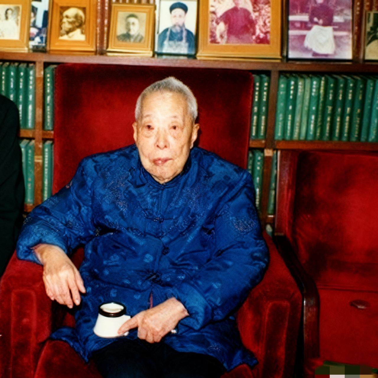 1990年，俞大维晚年，一张罕见的留影，这一年的他已经93岁高龄，看起来仍然精神