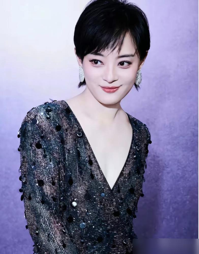 孙俪走红毯，又被问到那个老问题：拿奖有把握吗？她说，自己是全国第五。家里人