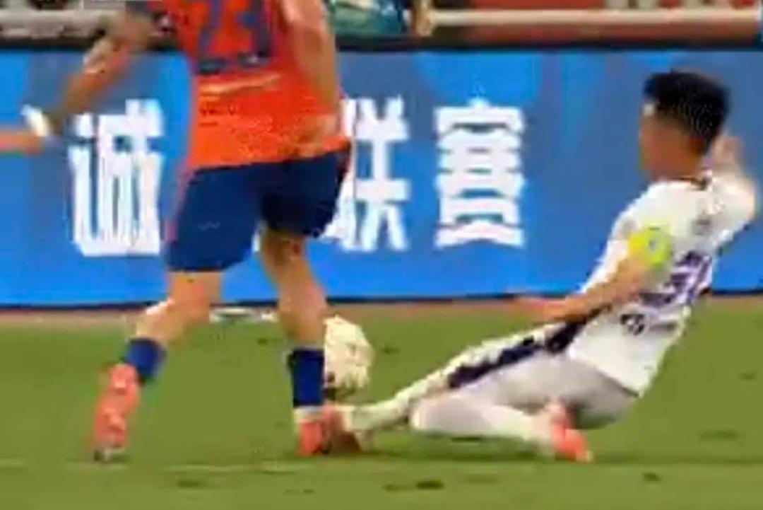 你不仁也就别怪我不义了，建议泰山队立即发起对等申诉。阿尔瓦罗被王秋明亮鞋钉飞铲脚
