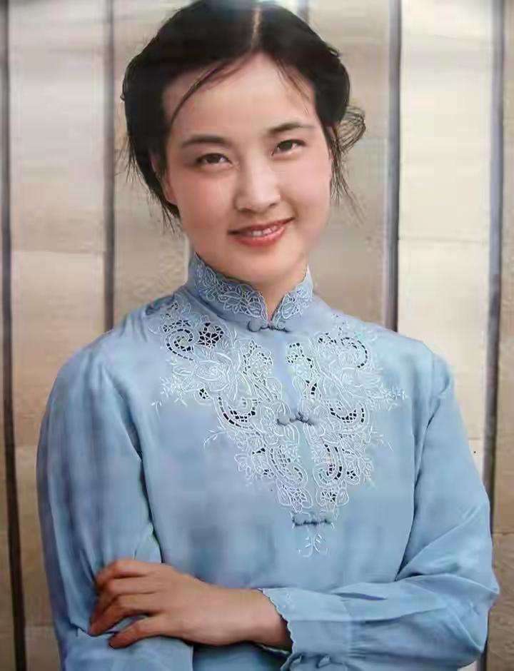 76岁刘晓庆街头被拍：白裤粉衫单手插兜，路人看傻——这女人42年前就这么敢穿！