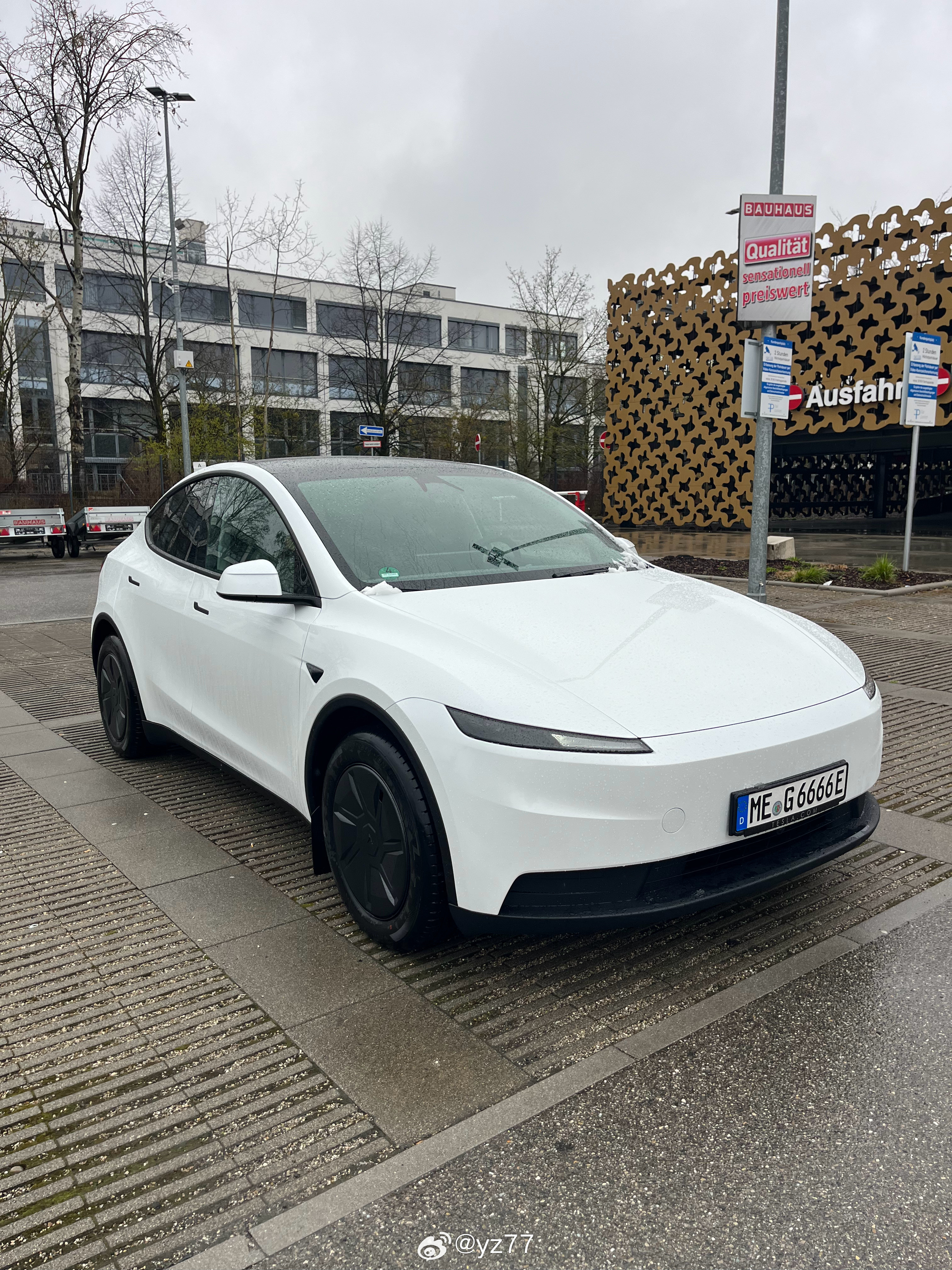 开了下朋友新提的丐中丐ModelY长续航版，算上各种优惠补助3万多欧。虽然是减