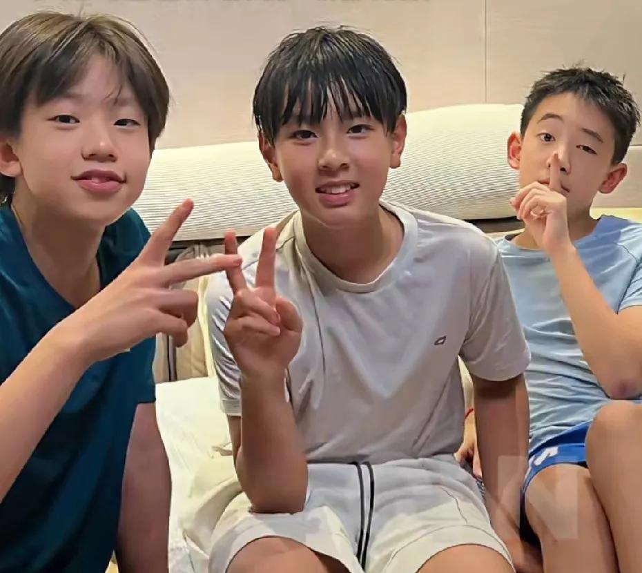 陈小春刘畊宏吴尊的儿子们同框，时间过得好快，他们从小豆丁变成小少年啦