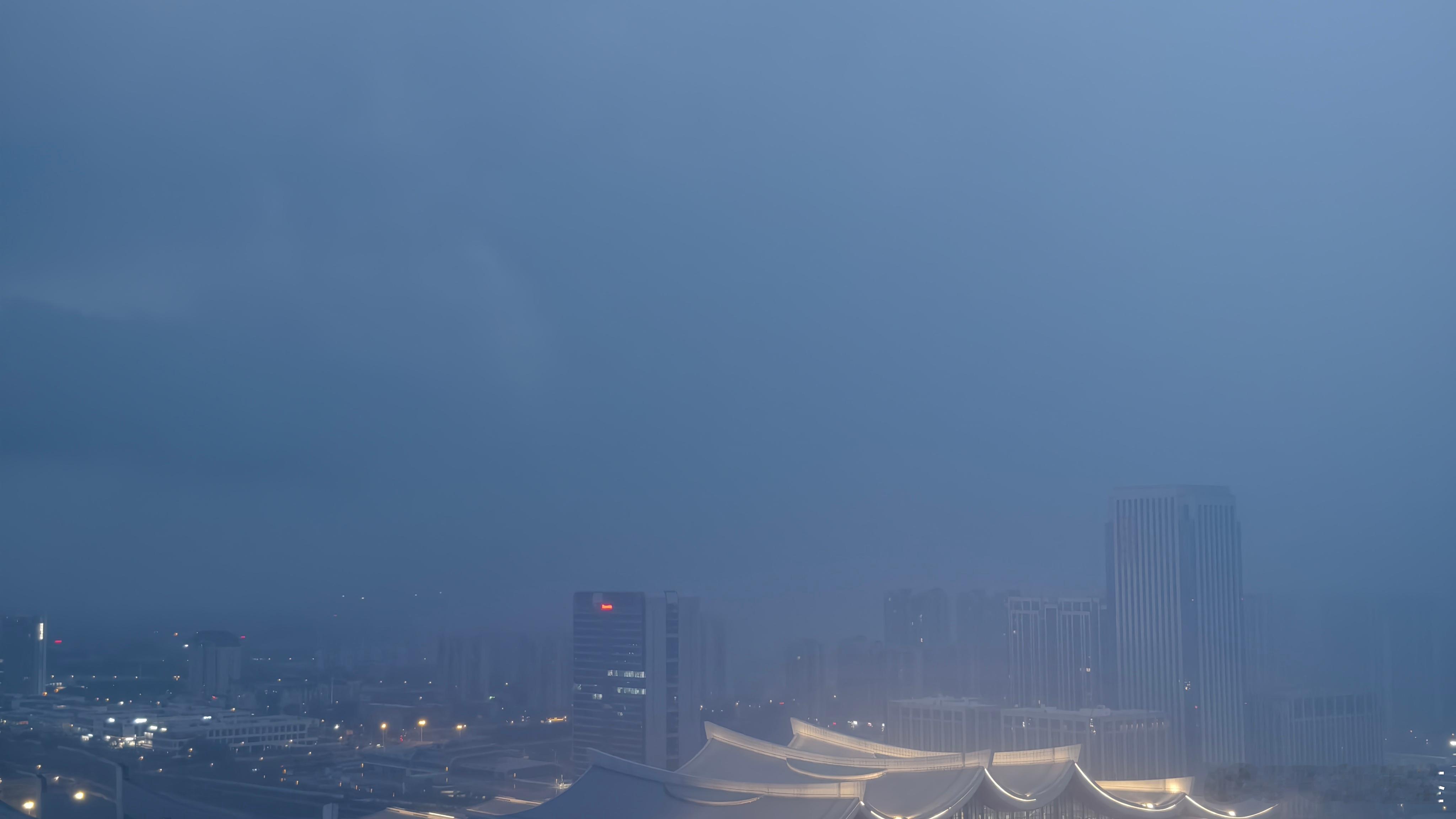 雨下成这样礼貌吗？天直接下起雾了​​​