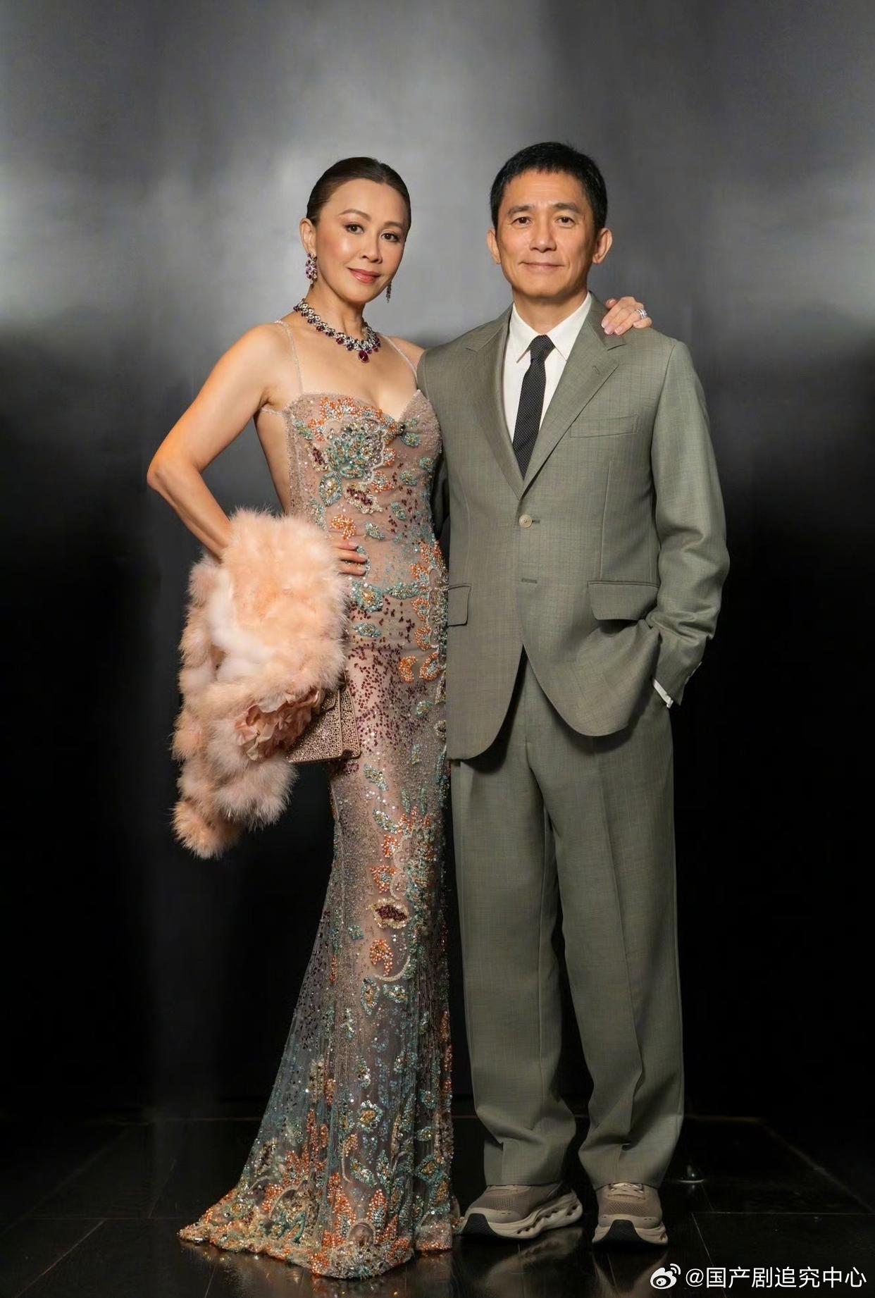 刘嘉玲穿露背礼服，优雅浪漫加大气，颜值加气质和气场的闪耀。