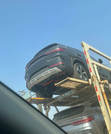 哪位车友知道这个管子是干什么用的。最近考虑这款车。路上看到的运输车。觉得有点不严