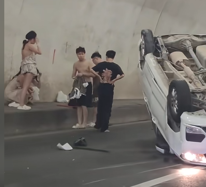 这是几座车，怎么有6个人？