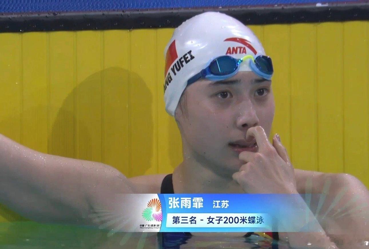 11月14日讯第十五届全运会女子200米蝶泳决赛，福建选手陈露颖游出个人生涯最