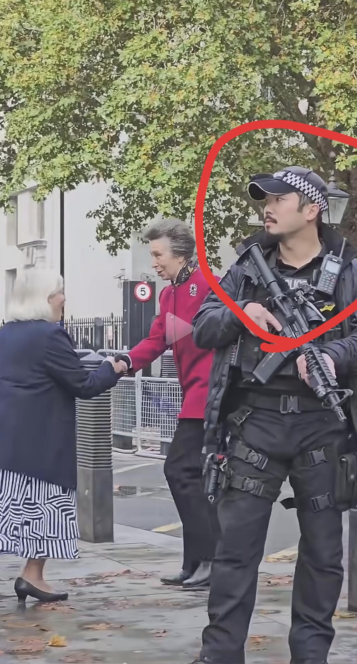 英国安妮公主参观犯罪博物馆，戒备森严，是不是挺讽刺。祖宗也会看人下菜碟，皇冠世袭