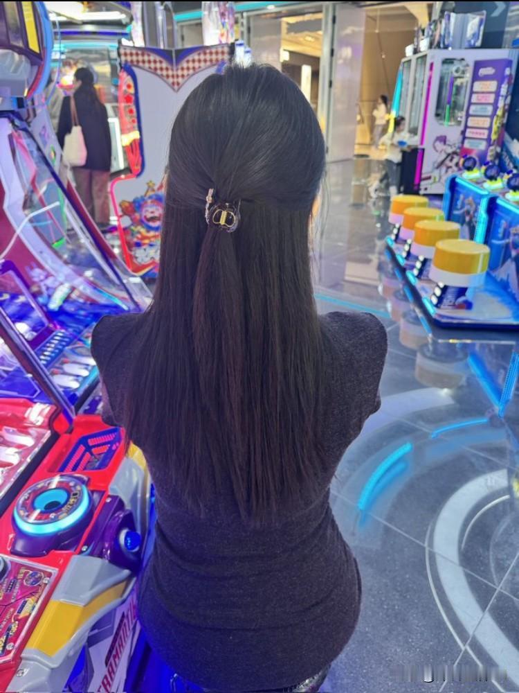 认识一女的，34岁，离婚带一个7岁的女儿，长相中规中矩，没有稳定工作，学历也不高