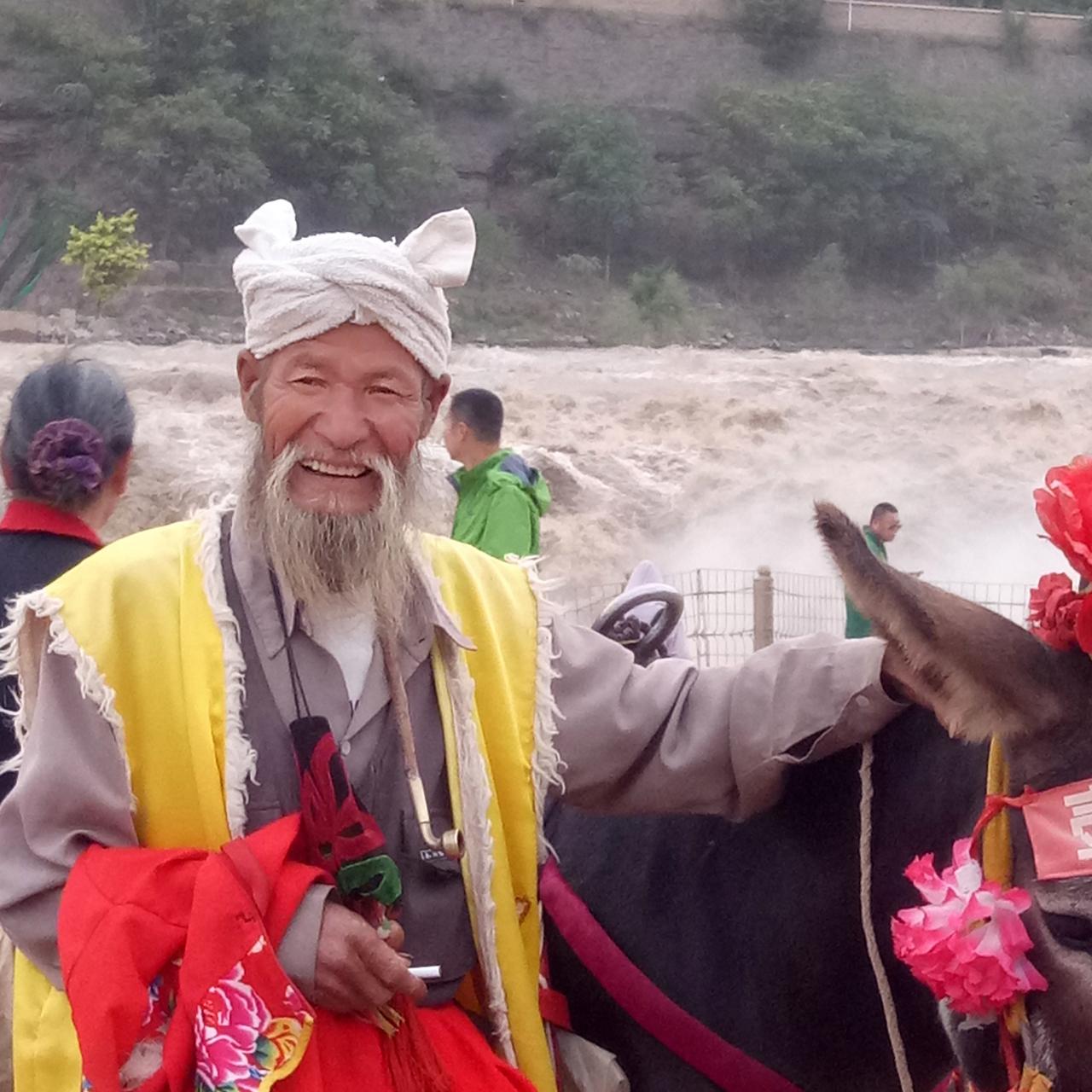 围绕壶口瀑布景区百元门票事件，网上十分热闹。小伙感叹百元门票贵，只好外面看看以