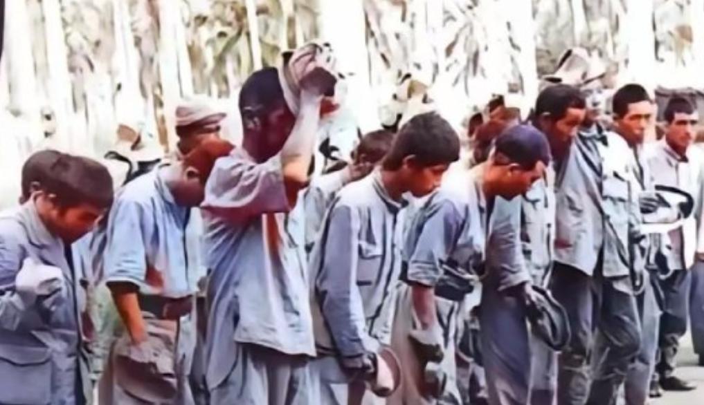 这是1943年常德会战时俘虏的日本兵。国军第74军第57师师长余程万下令一律处死