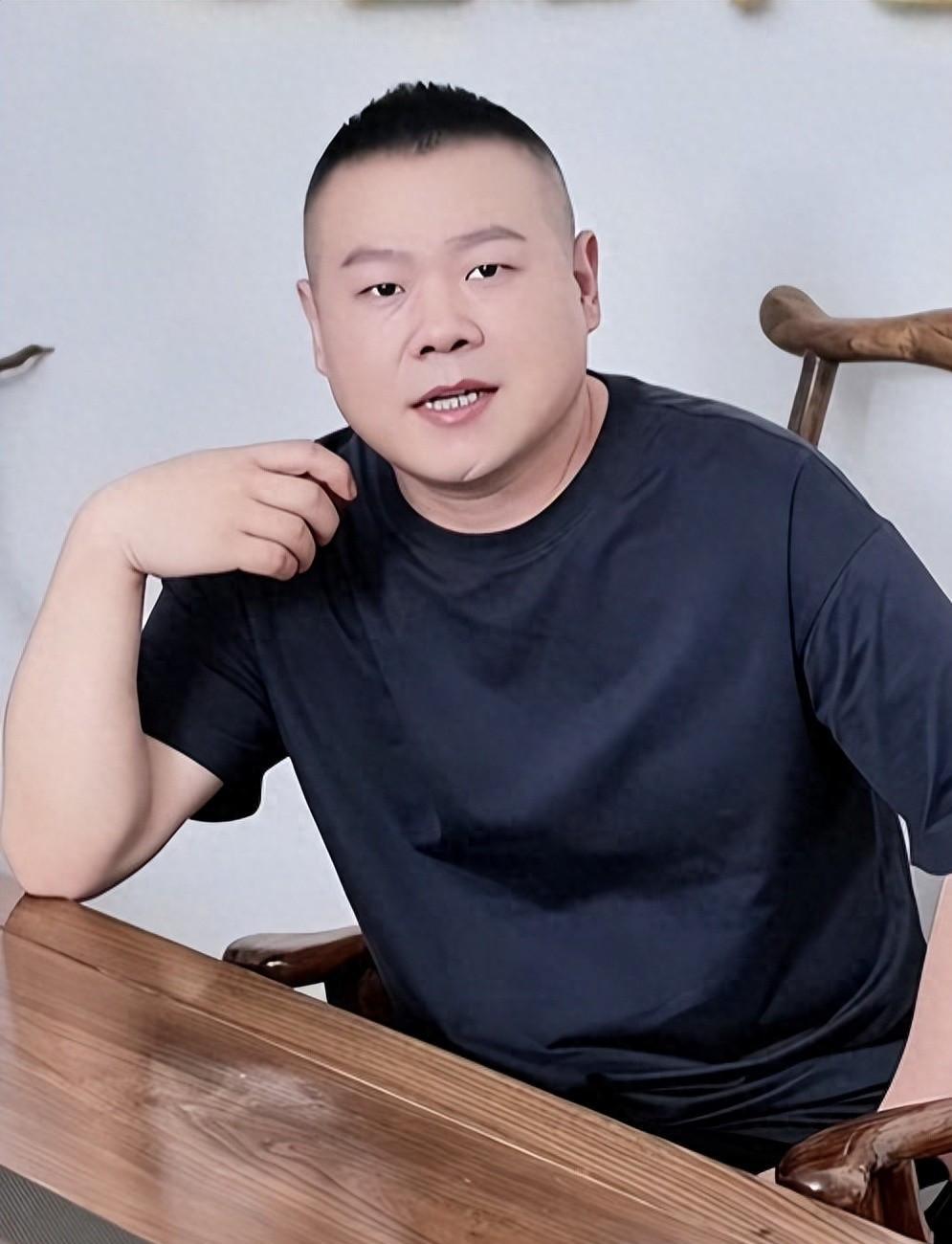 岳云鹏果真又去参加26年央视春晚的彩排啦！你也很期待吗？看杨帆的微博得知：2