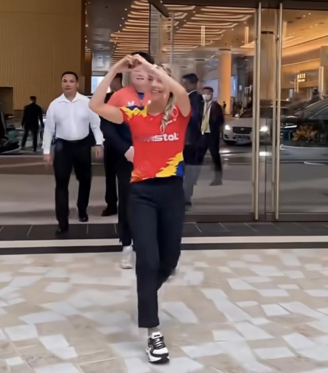 澳门冠军赛：张本智和比心一半，发现球迷欢迎的不是自己，立马假装整理领子。让我意