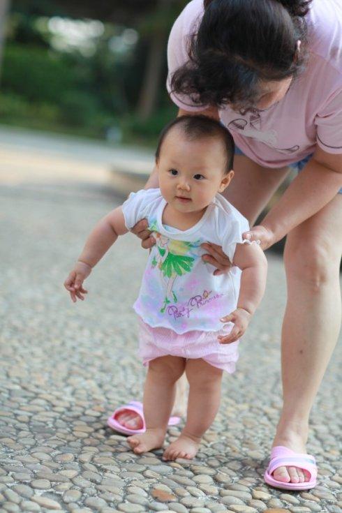 我姐54岁，两口子从儿子上大学那年就一直在广州打工，去年她儿媳妇生孩子我姐在家呆