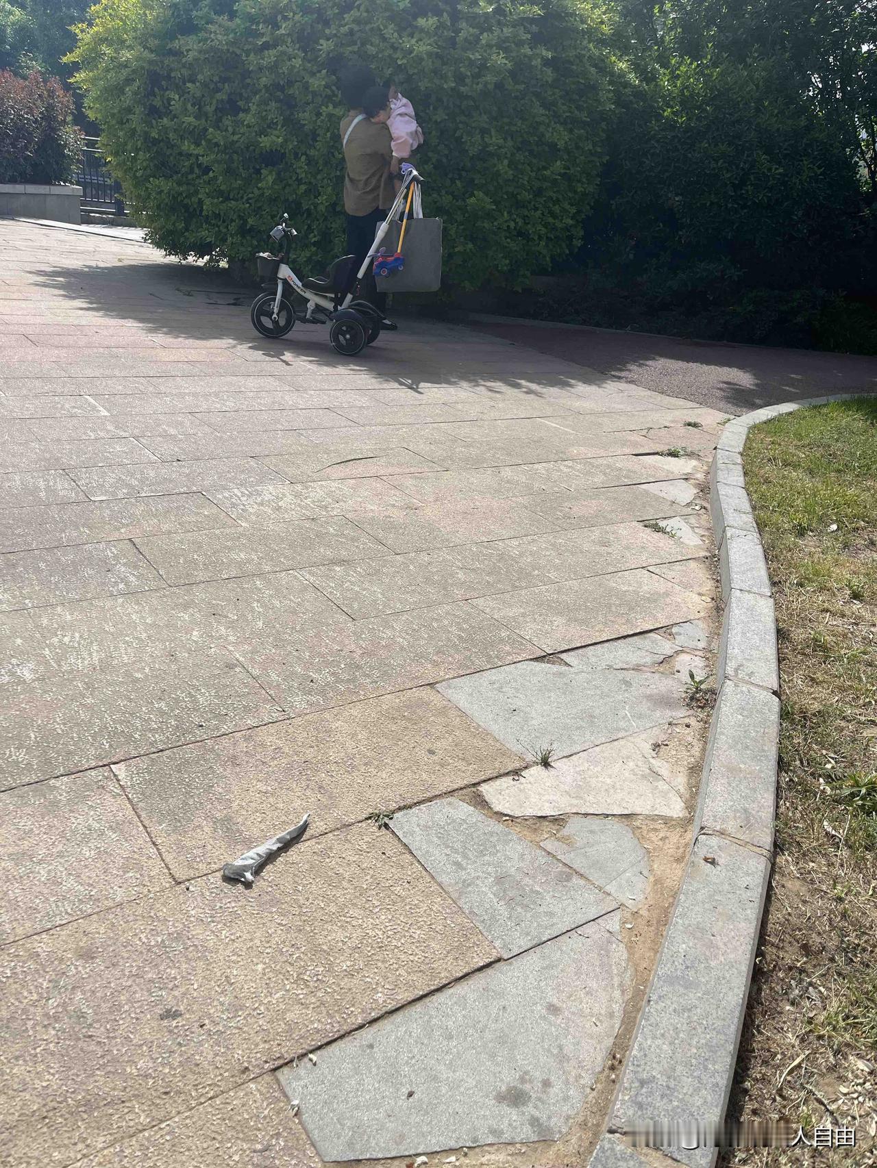 河边晒太阳。过来一个推着婴儿车的，不知是奶奶还是姥姥。小女娃好好的坐着，推车的