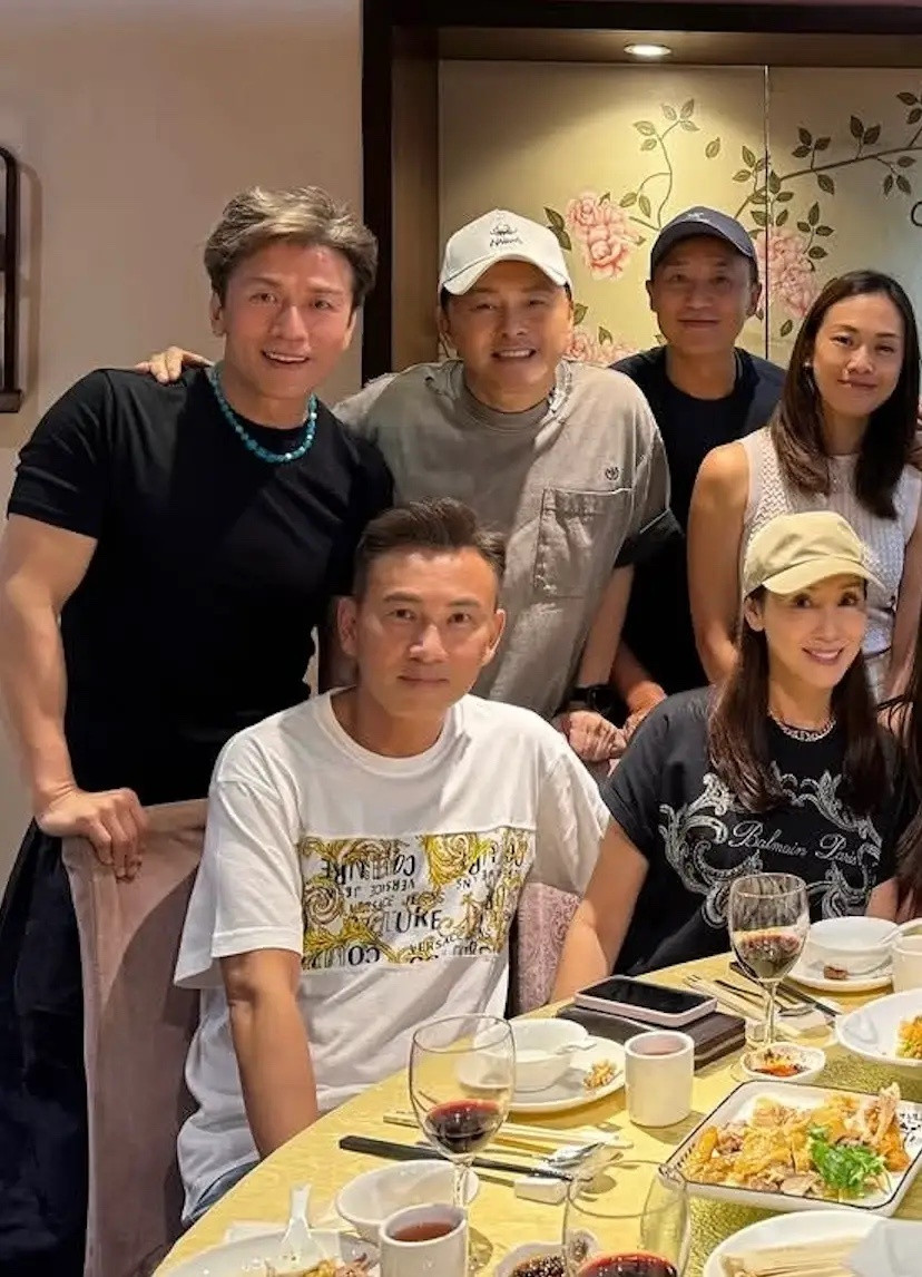郭可盈出席老友聚会，59岁男星罕露脸样子没变，已转行经商成总裁！