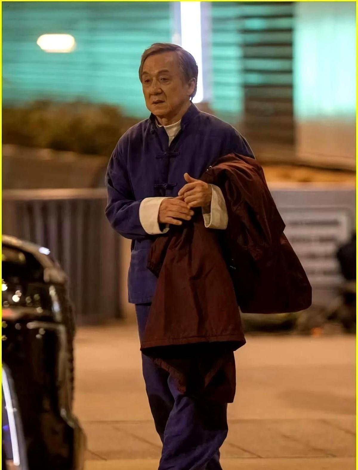 凌晨三点台媒甩出惊天大瓜，这出年度魔幻大戏连编剧都不敢写！71岁成龙被爆30年前