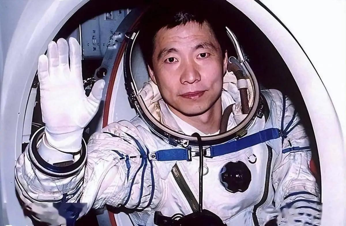 杨利伟为什么此后再也没有重返太空？其实他能平安落地，已是死里逃生，当年飞天时，那