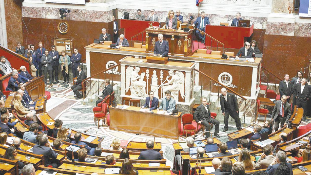 法国街头抗议背后: 高福利困局与财政“紧箍咒”