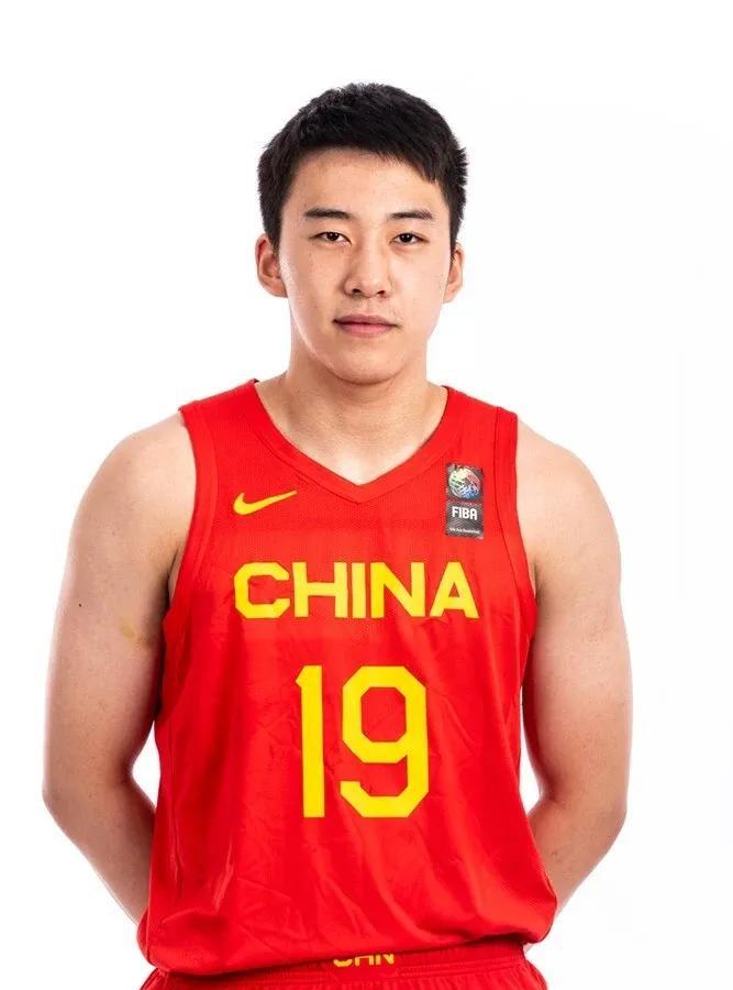 中国男篮热身赛又见王俊杰低位背打，现在中国球员有这种背身单打的球员越来越少了，