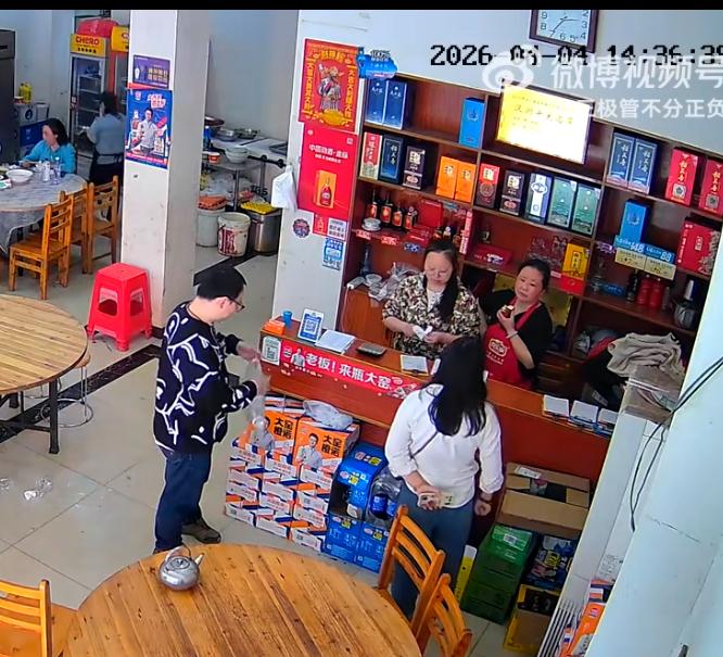 湖北孝感一白衣女子大闹餐馆，在她进店吃饭的时候，就满腹的怨气。吃的时候嫌弃菜要么