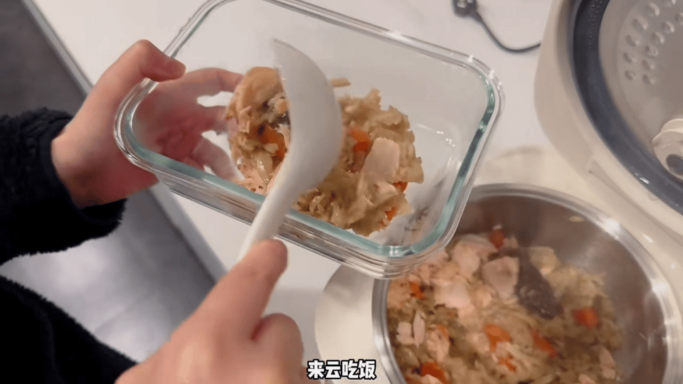 徐冬冬婚后首次下厨婚后第一次下厨的徐冬冬真的很可爱，平时厨房都是尹子维的主场，这