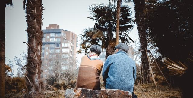 上个月，我姨和她的老同学坐一块儿算退休金。两人同一年进厂，工龄就差半年，可每月到