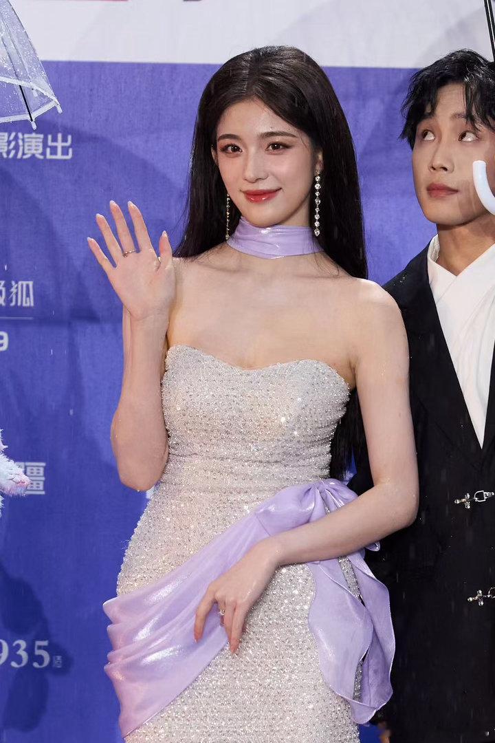 钟丽丽被雨淋了红毯上的雨说来就来，钟丽丽那个位置注定要被淋。她没有试图躲，也没