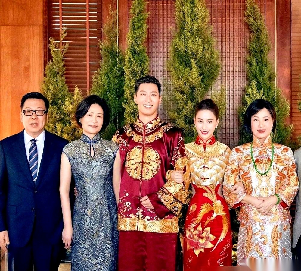 梁安琪给刚嫁进门的奚梦瑶手腕上套满了龙凤镯。相比外界总传她不被豪门待见，这排场跟何超盈出嫁时用绳串着