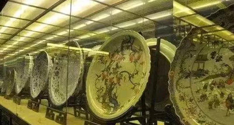 1991年，著名收藏家赵泰来放弃中国国籍加入英国，在英国每天都以捡垃圾度日，所有