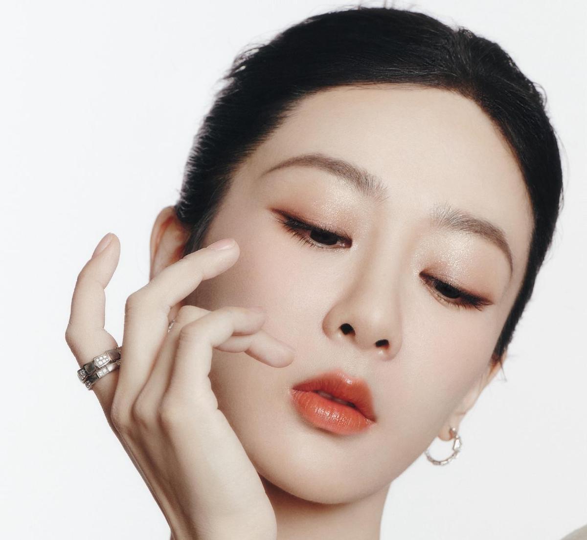杨紫拿了白玉兰视后。朋友圈刷到好几条恭喜的，网上的动静倒不太一样，吵得挺凶。
